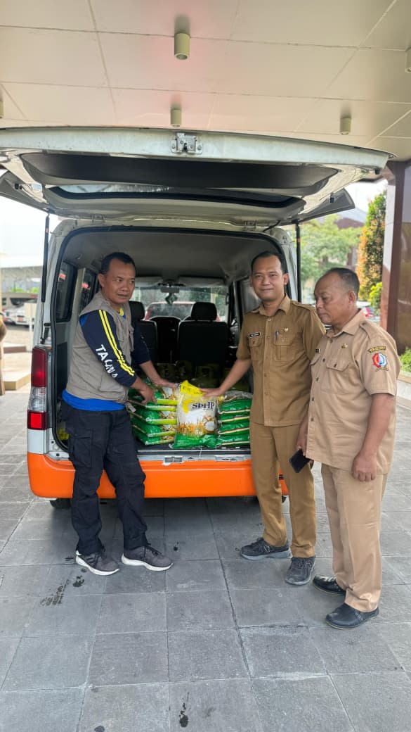 PEMERINTAH KECAMATAN SUGIHWARAS MEMBERIKAN BANTUAN UNTUK KORBAN BENCANA ALAM DI ACEH DAN SUMATERA
