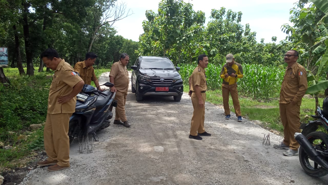 Giat siang Bpk Camat  Supranata S Sos MM sidak Jalan Cor Desa Bareng.